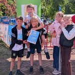 3d  Uczniowie klasy IV c cieszą się z sukcesu kolego.jpg