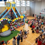 3. Widok z góry na festyn. Uczniowie SP11 i gigantyczne dmuchane zamki.jpg