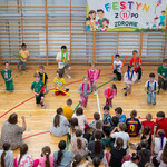 6. Rytm kolorowych bum bum rurek w wykonaniu uczniów kl. 2a.jpg