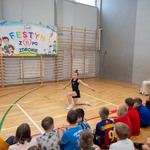 8. Gimnastyka z pasją. Uczennica klasy 2c prezentuje swój taniec.jpg