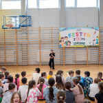12. Taniec i śpiew uczennicy kl. 2b.jpg