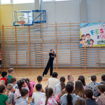 13. Uczennica klasy 2b śpiewa do mikrofonu podczas festynu.jpg