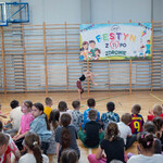 17. Uczennica klasy 1c uchwycona w dynamicznej_ gimnastycznej pozie podczas występu.jpg