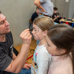 18. Stanowisko malowania buziek-dzieci czekają na kolorowe makijaże.jpg