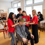 35. Strefa urody-uczniowie ZDZ Technikum Usług Fryzjerskich stylizują włosy.jpg