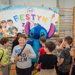 49. Żywa maskotka bawi się z dziećmi w strefie animacji.jpg