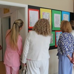 11.Uczestnicy i zproszeni goście oglądają prace konkursowe.JPG