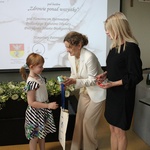 24.Dyrektor Szkoły Pani Bożena Jolanta Chodyniecka wraz z Panią Dorotą Toporkiewicz wręczają nagrody laureatom konkusu.JPG
