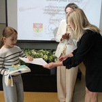 22.Dyrektor Szkoły Pani Bożena Jolanta Chodyniecka wraz z Panią Dorotą Toporkiewicz wręczają nagrody laureatom konkusu.JPG