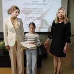 23.Laureatka konkursu wraz z Dyrektor Szkoły Panią Bożena Jolantą Chodyniecką   i Panią Dorotą Toporkiewicz..JPG