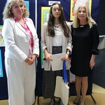 33.Dyrektor Szkoły Pani Bożena Jolanta Chodyniecka wraz z Panią Dorotą Toporkiewicz  i laureatką  konkursu.JPG