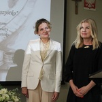 19. Pani Dorota Toporkiewicz wraz z Panią Dyrektor Bożeną Jolantą Chodyniecką -wręczenie nagród.JPG