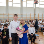 zdjęcie 3 - Wręczenie kwiatów Pani Dyrektor przez ucznia kl. 8b.jpg