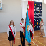 zdjęcie 5  - Uczniowie ze sztandarem szkoły.jpg