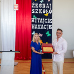 zdjęcie 9 - Uczniowie klas siódmych witają zgromadzonych.jpg