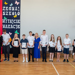 zdjęcie 14 - Laureaci konkursów waz z Panią Dyrekto.jpg
