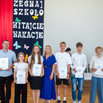 zdjęcie 15 - Pani dyrektor SP11 z laureatami konkursów.jpg