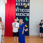 zdjęcie 16 - Pani Dyrektor waz z laureatem konkursów z kl. 8a.jpg