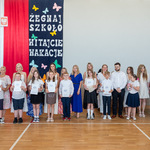 zdjęcie 21 -zdjęcie 2- Dyrekcja_ rodzice_ uczniowie i nauczyciele podczas rozdania listów gratulacyjnych i nagród .jpg