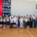 zdjęcie 20- Dyrekcja_ rodzice_ uczniowie i nauczyciele podczas rozdania listów gratulacyjnych i nagród.jpg