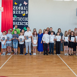 zdjęcie 22- Chwila dumy i wzruszeń - dyrekcja_rodzice_ uczniowie i nauczyciele podczas rozdania listów gatulacyjnyche.jpg