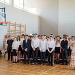 zdjęcie 36 - Uczniowie klas ósmych podczas wykonania utworu muzycznego.jpg
