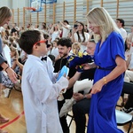 61. Malarze wręczają P. Dyrektor wykonany obraz.JPG