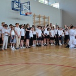 69. Uczniowie klas 3 śpiewają ostatni utwór.JPG
