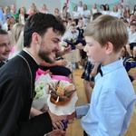 67. Uczeń wręcza upominek ks. Grzegorzowi Wasilukowi.JPG