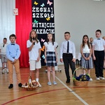 56. Uczniowie kierują słowa podziękowania na zakończenie uroczystości.JPG
