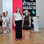 55. Dwie uczennice stoją przy mikrofonie.JPG
