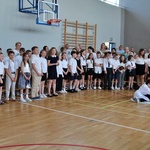 46. Uczniowie klas 3 śpiewają piosenkę.JPG