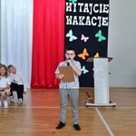 34. Uczeń klasy 3 wita społeczność szkoną.JPG