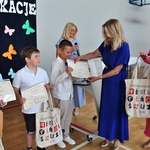 31. Moment wręczenia nagród i dyplomów przez Panią Dyrektor .JPG