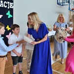 27. P. Dyrektor Bożena Jolanta Chodyniecka wręcza nagrody laureatom.JPG