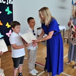 29. Gratulacje od Pani Dyrektor dla nagrodzonych uczniów (1).JPG