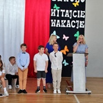 26. Laureaci konkursu ortograficznego zajmują miejsce na scenie.JPG
