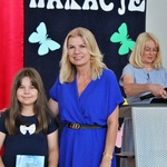 24. Pani Dyrektor Bożena Jolanta Chodyniecka wraz z uczennicą tuż po wręczeniu nagrody (1).JPG