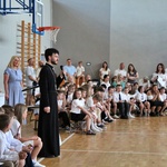21. Ks. Grzegorz Wasiluk przemawia do uczniów i gości.JPG