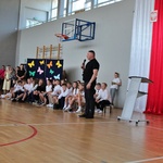 18. Ks. Rafał Kosikowski_ Proboszcz Parafii pw. Świętej Rodziny_ przemawia do ucznów.JPG