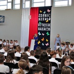 13. P. Dyrektor Bożena Jolanta Chodyniecka wita uczniów i przybyłych gosci.JPG
