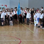 9. Poczet sztandarowy w otoczeniu publiczności SP11.JPG