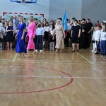 8. Dyrekcja i goście zajmują miejsca na widowni.JPG