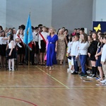 7. P. Dyrektor Bożena Jolanta Chodyniecka wraz z gośćmi wchodzi do sali gimnastycznej.JPG