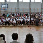 5. Publiczność w galowych strojach oczekuje na rozpoczęcie uroczystosci.JPG