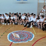 1. Uczniowie klas 3 siedzą na wyznaczonych miejscach (1).JPG