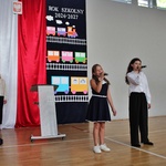17. Dwie uczennice wykonują utwór muzyczny.JPG