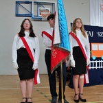15. Poczet sztandarowy w asyście uczniów.JPG