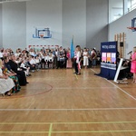 11. Publiczność SP11 słucha przemowy P. Dyrektor.JPG