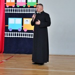 13. Ks. Rafał Kosikowski przemawia do publiczności.JPG